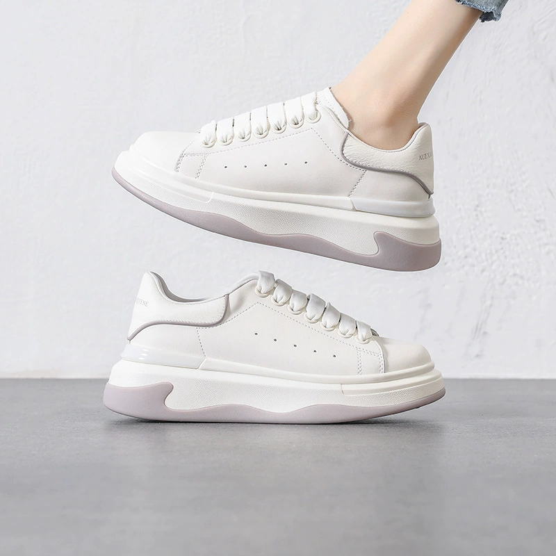 Женские белые кроссовки из натуральной кожи на толстой подошве в стиле Мак퀸, новая модель 2025 года, универсальные повседневные спортивные туфли для увеличения роста на весну и осень.