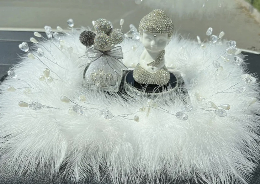 Ocean Girl accesorios de automóviles colchón de plumas rojas en línea pequeño libro rojo recomienda la corona de accesorios de automóviles decoración interior del automóvil