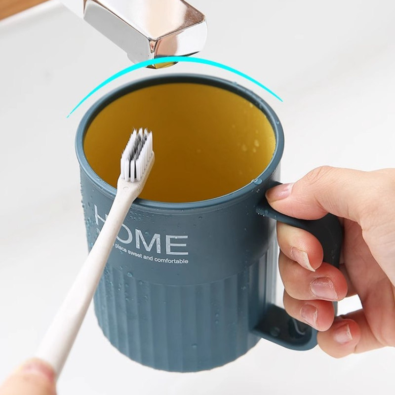 Portaspazzolini con bicchiere per risciacquo stile moderno_voghion.com