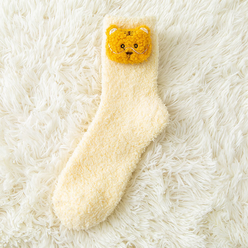 Venta al por mayor puesto de venta de calcetines de piso baratos calcetines de mujer engrosados media pantorrilla otoño e invierno Zhuji calcetines de terciopelo de coral Super Yu fábrica