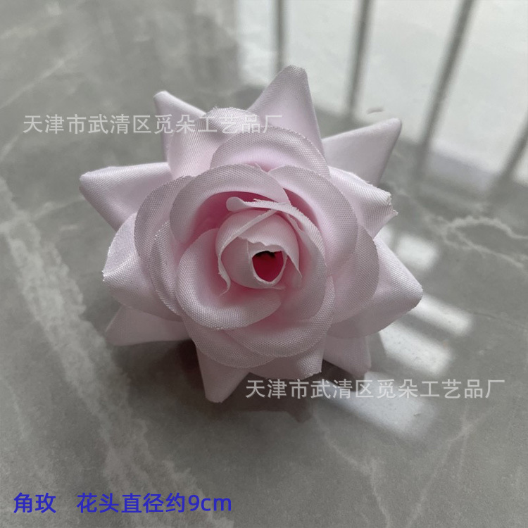 손에 작은 뿔 장미