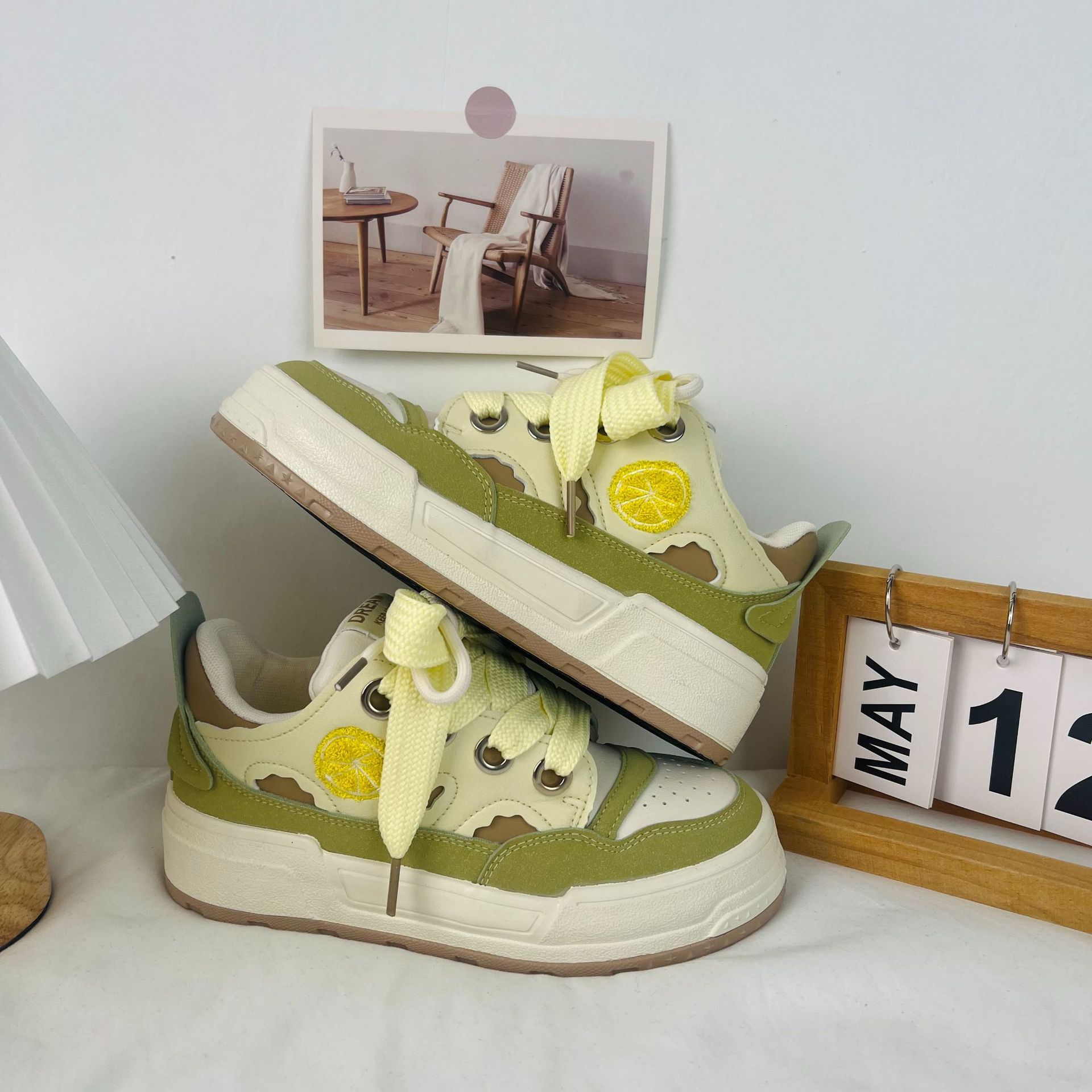 Zapatos de pan de suela gruesa para mujer INS de moda Primavera 2024 zapatos de skate casuales de color rosa frambuesa zapatos de skate de lona zapatos blancos elegantes