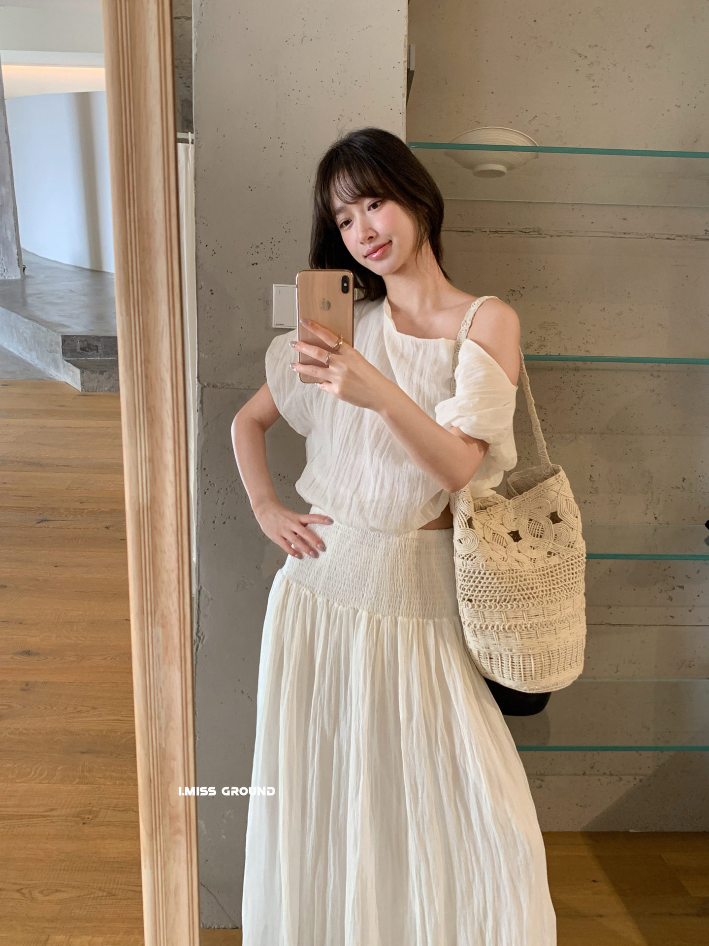 Bộ áo sơ mi lệch vai ngắn tay kết hợp chân váy xếp ly nữ tính phong cách Hàn Quốc — Áo sơ mi trắng, Áo sơ mi hồng cam, Chân váy hồng cam, Trắng nửa váy chi tiết 21