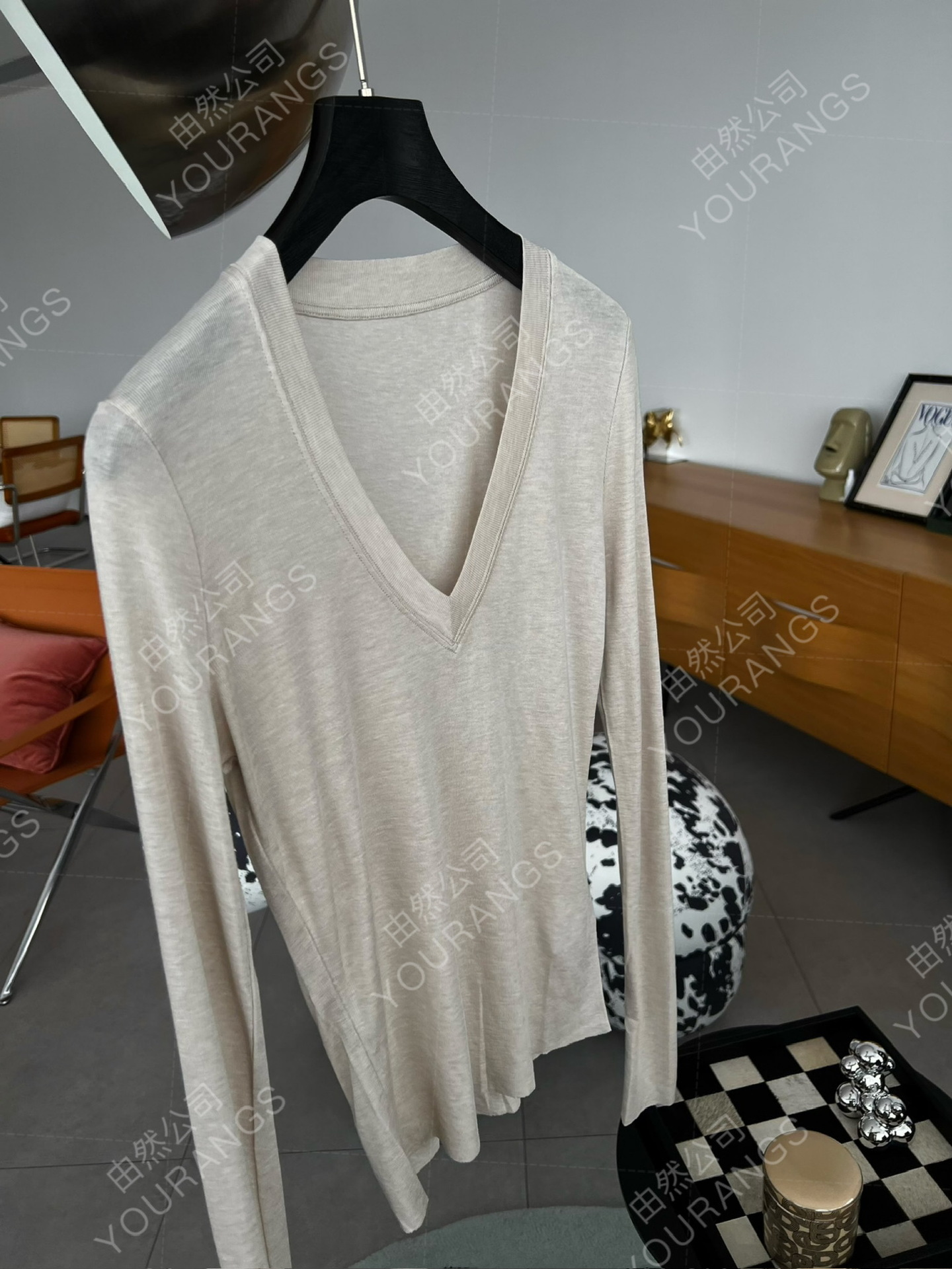 26早春 IRのベーシックスタイル リヨセルシルクVネックの優しくエレガントな長袖Tシャツニットベースレイヤー