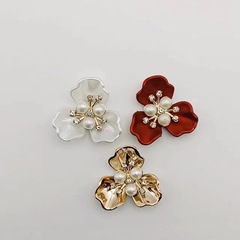 貝殻の3つの真珠のdiyの花心の部品の樹脂の花びらをまねて中国式の結婚の新婦団のブローチの扇子の手を祝います。