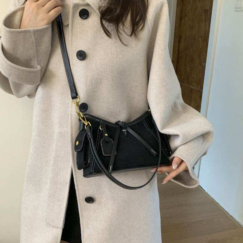 Bolsa de seda retro versátil, bolso inferior, otoño y invierno 2025, nuevo tipo de bolso de hombro de viaje, bolso de gran capacidad.