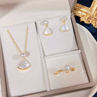 Baojia Style Natural Shell Inlaid Finely Polished Classic Heritage High Quality Freshwater Pearls