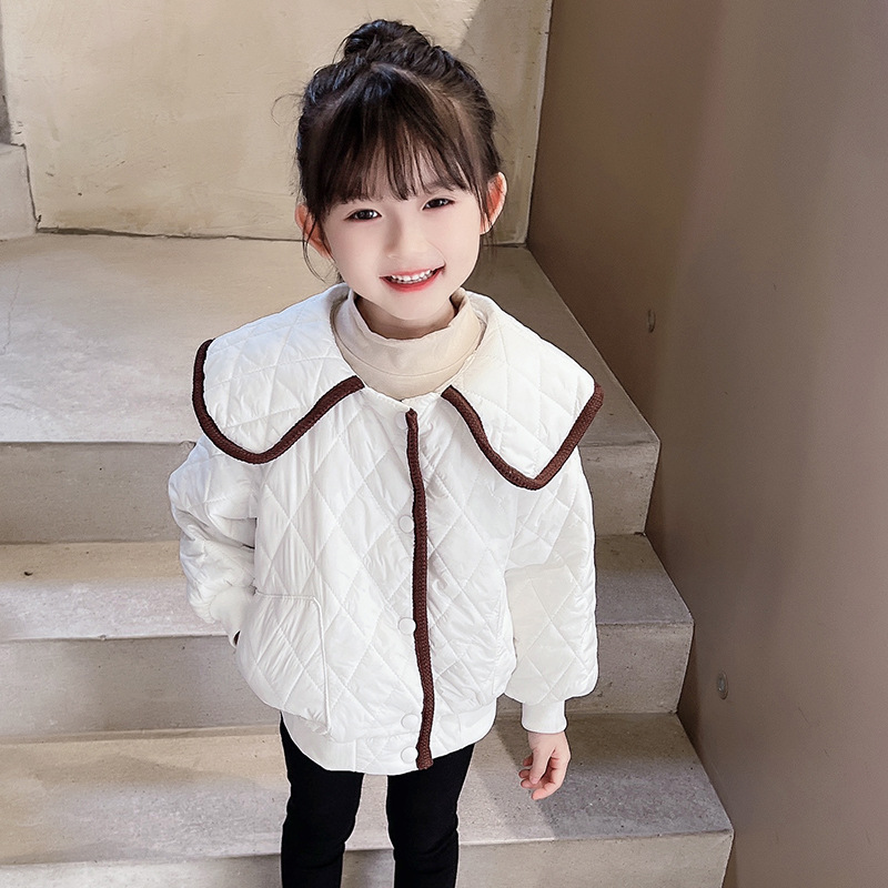 Elegante chaqueta acolchada de algodón para niñas de estilo occidental al por mayor engrosada chaqueta acolchada de algodón de invierno cálido collar de muñeca de estilo azul marino chaqueta acolchada de algodón para bebés