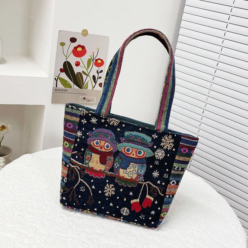 国境を越えた刺繍キャンバスのハンドバッグは女性民族風のハンドバッグを持ってカジュアルなマミーバッグのサラリーマンが弁当袋を持っている|undefined