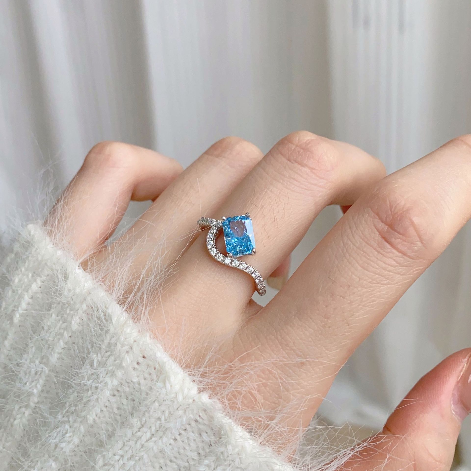Eleganter Ring Mit Hellblauem Edelstein Exklusives Design_voghion.com