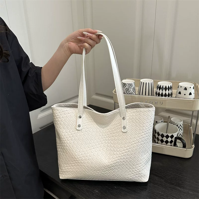 Capacious fashionable handheld one-shoulder bag for leisure, western style