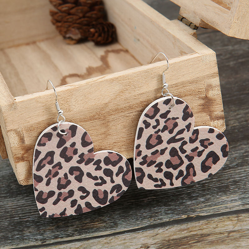 European And American New Heart-shape Leather Earrings Creative Heart-shaped Double-sided Leopard Print Pu Earrings display picture 2