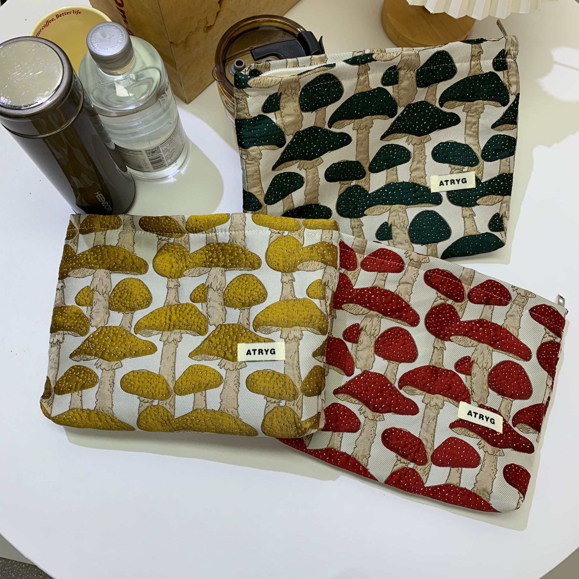 Bolsa de maquillaje, una bolsa de almacenamiento de hongos transfronterizos portátiles Jacquard, bolsa de almacenamiento de maquillaje de alto valor nominal