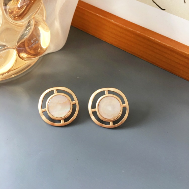 Retro Style Circle Matte Metal Earrings display picture 1