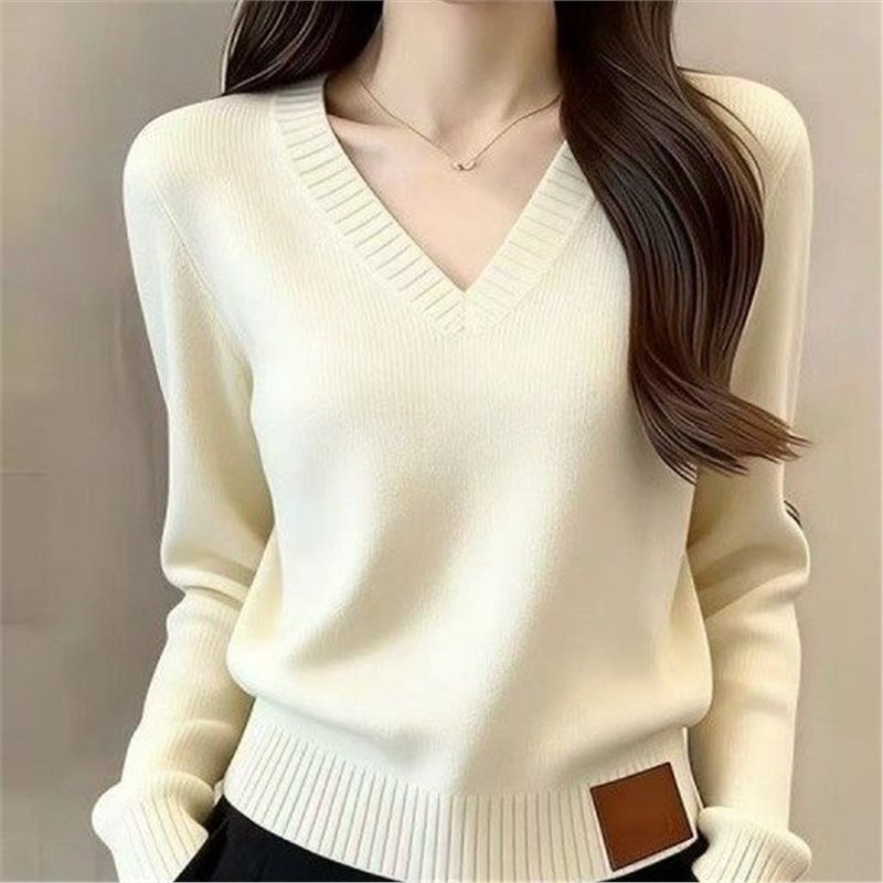Korean-style minimalist V-neck knit top, 2026 autumn new collection, fashionable and casual, loose fit, slimming effect, and age-reducing design, solid color sweater