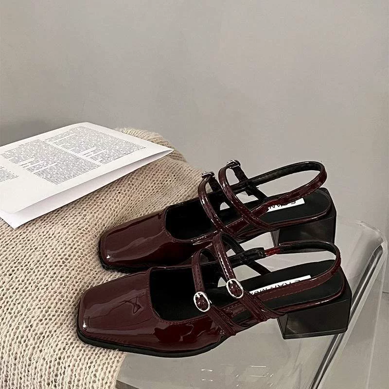 Женские летние босоножки Мэри Джейн 2025 года, французский ретро стиль, квадратный носок, толстый каблук, универсальный фееричный дизайн.