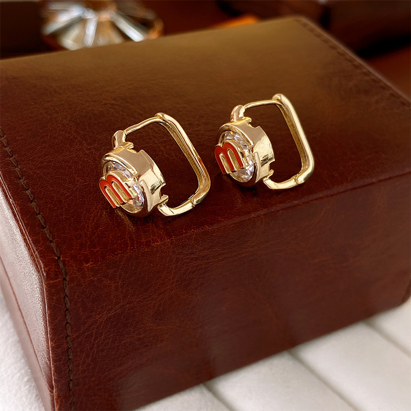 Pendientes de perlas asimétricas con cuernos de diamantes súper parpadeantes de plata Pendientes de nicho de viento frío femenino Pendientes de lujo ligero de alta calidad
