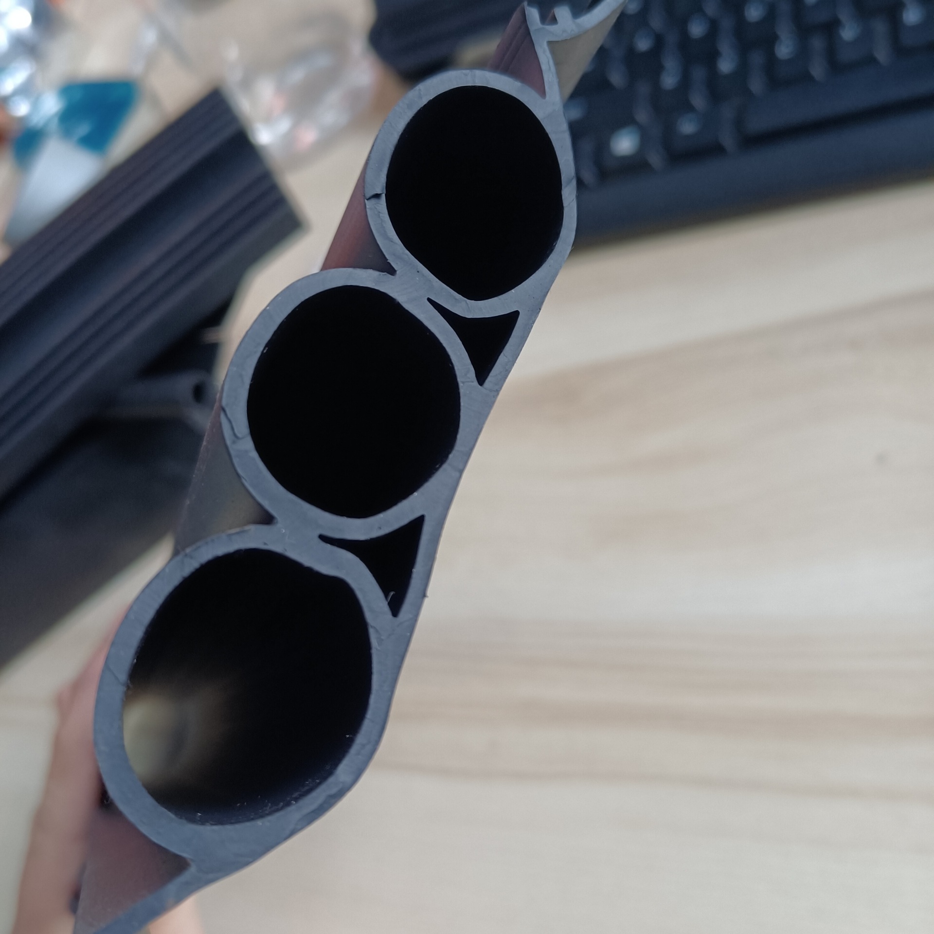 声屏障用橡胶件 高速公路用钢板与立柱间橡胶条 顶部橡胶块 P型管