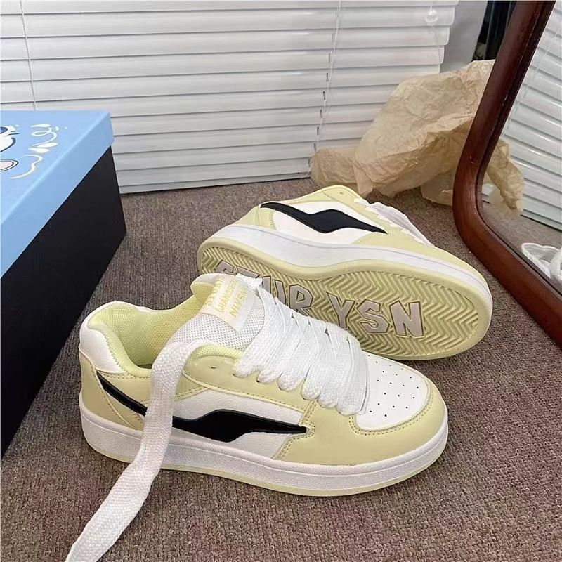 Zapatos de pan a juego de color amarillo claro estilo de Hong Kong para mujer Ins Tide 2025 primavera y otoño nuevos zapatos casuales de todo fósforo zapatillas deportivas para estudiantes