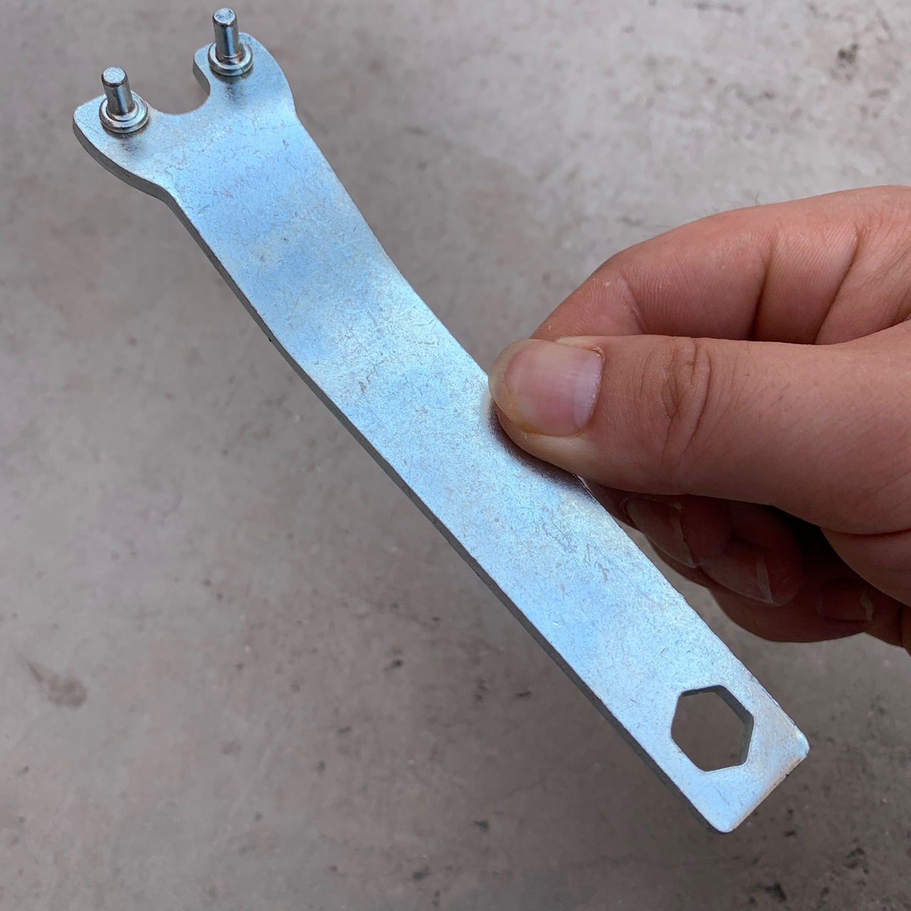 100角磨机扳手加厚角磨机扳手钥匙电动工具配件加厚型角磨机扳手