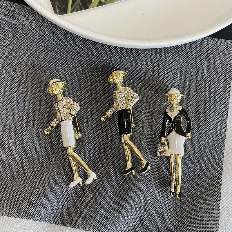 2022韓国の新型の精巧なダイヤモンドの名媛の美人のピンの漫画の人物の胸の花の高級な服は復古のブローチを飾ります。