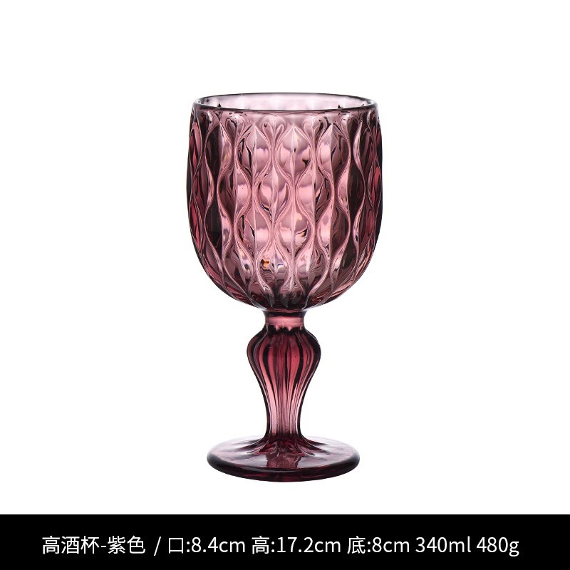 Copa de vino alto púrpura con gotas de agua