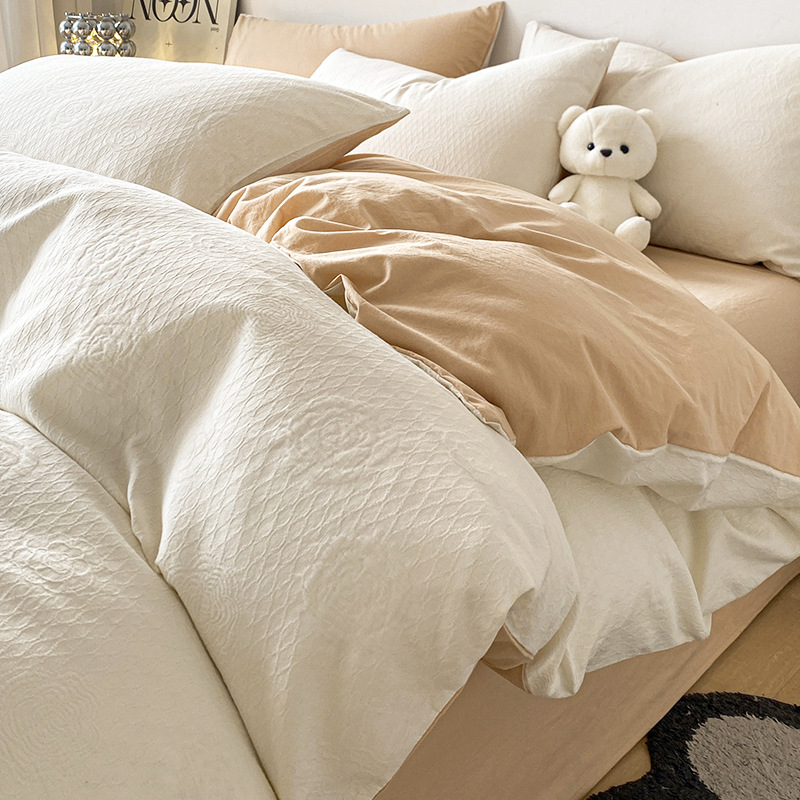Un juego de cuatro piezas de algodón lavado de algodón de clase 100 hilo de tres capas de algodón puro sábana de lujo simple y ligera cubierta de edredón ropa de cama