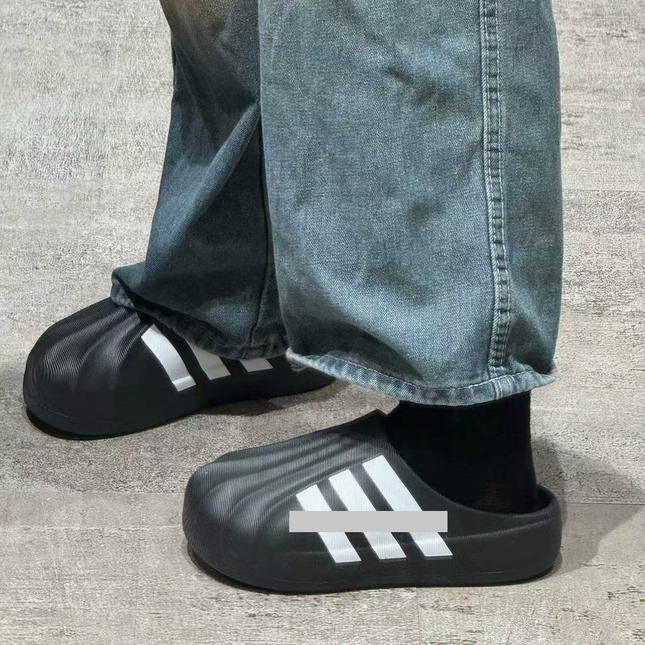 Башмак головы раковины топает на дерьме