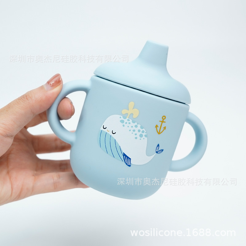 Taza de aprendizaje para bebés de silicona de grado alimenticio - 180 ml - Con boquilla y asas - Estampado disponible - En stock - Venta al por mayor
