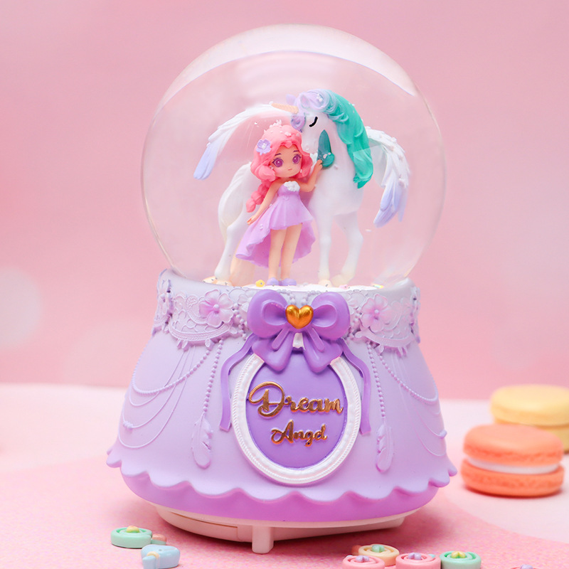 Dibujos animados creativo sueño mariposa bola de cristal caja de música nieve luminosa decoración de escritorio regalo de cumpleaños para niños al por mayor