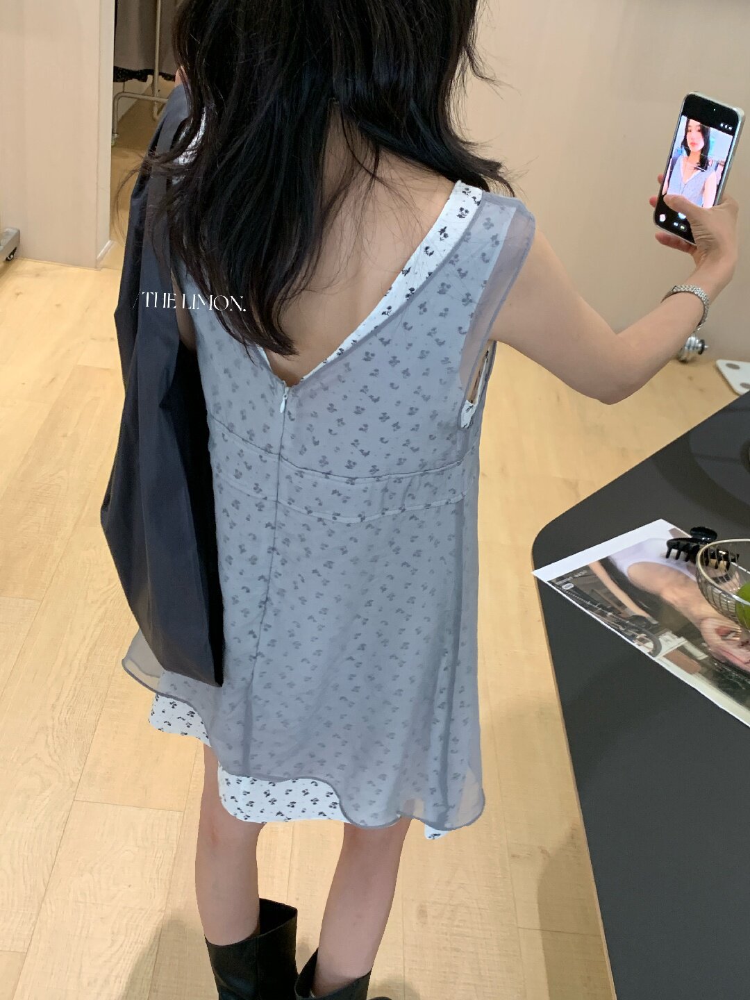 Đầm suông nữ cổ V họa tiết hoa tay loe phối ren — màu cam, màu xám chi tiết 11
