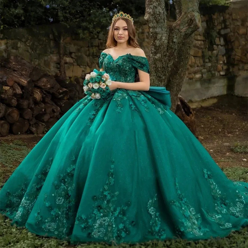 Anfitriona de vestido de noche lujoso de alto nivel nicho tono verde piano tocando princesa francesa examen de arte solo