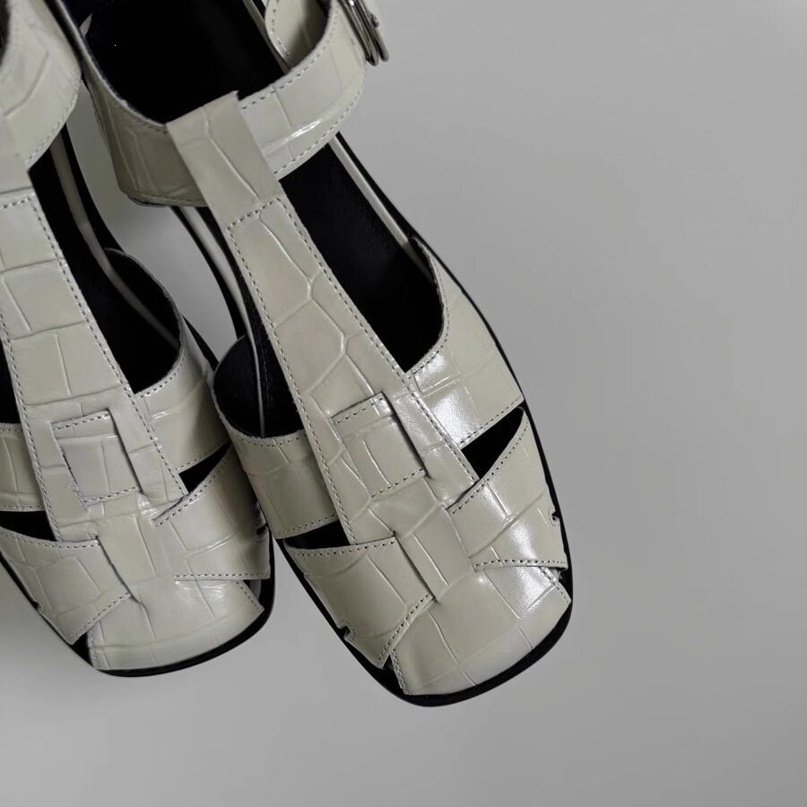 Sandalias Romanas de Tacón Ancho de Piel de Oveja Caladas para Mujer image 4
