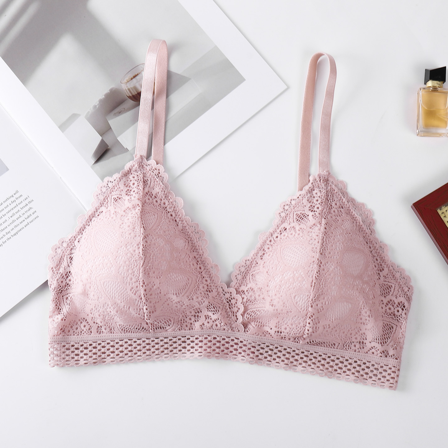 Bra de encaje sin anillo de acero triángulo francés hermosa espalda sexy cabina de soporte para la ropa interior de la niña cómoda y transpirable