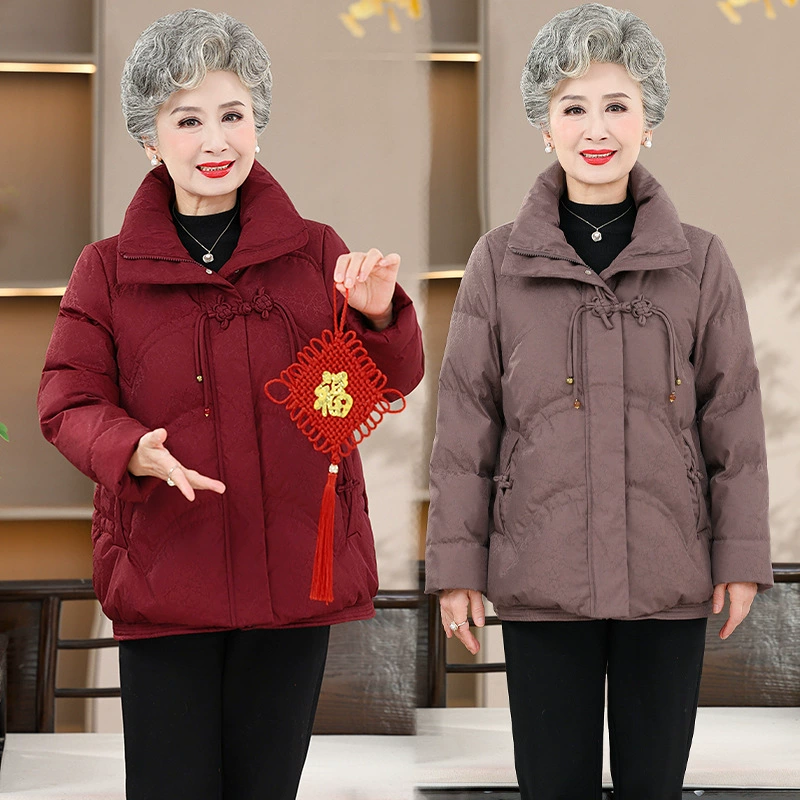 Пожилые пуховики бабушки зимние пальто 60 лет пожилая женщина