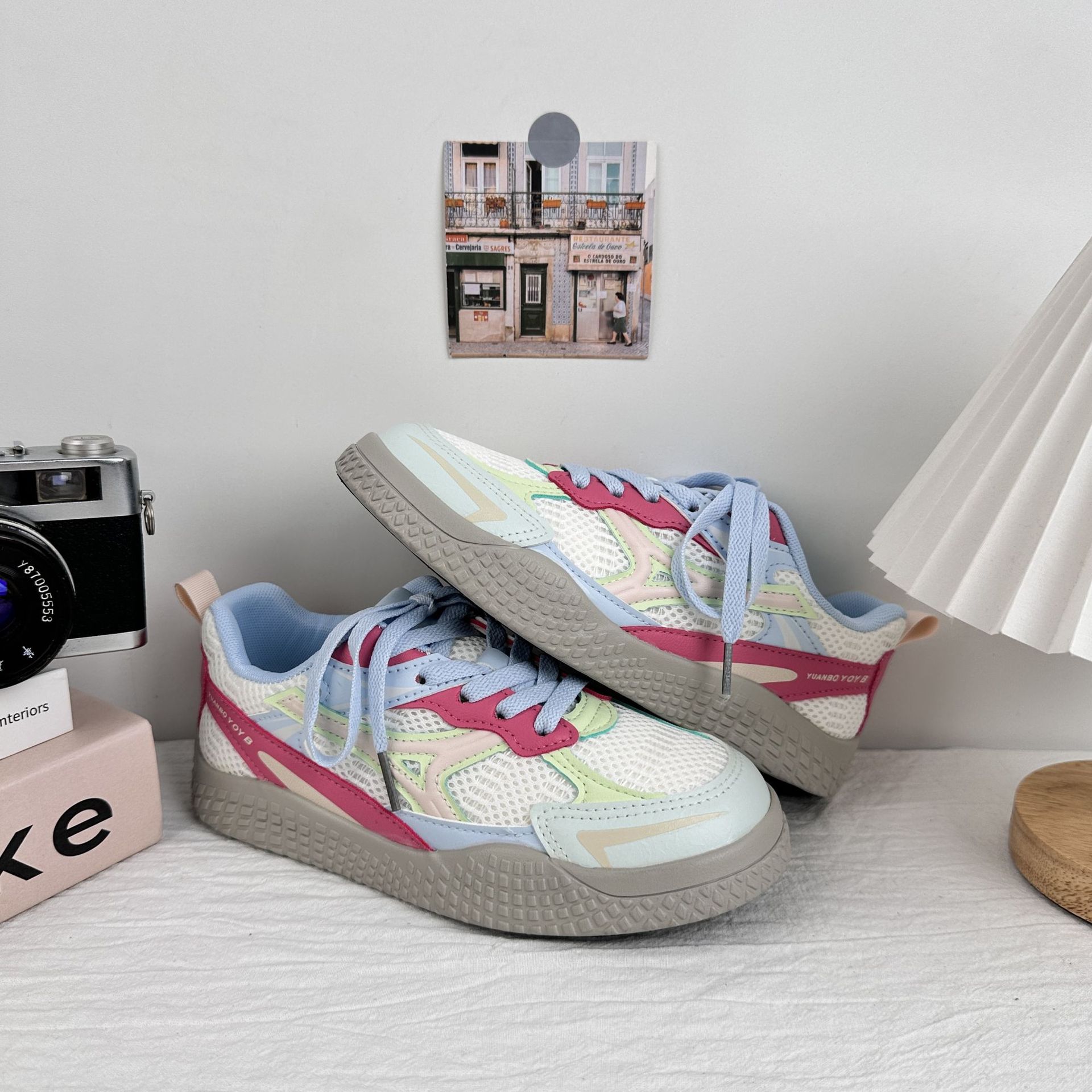 Zapatillas transpirables de malla de onda lejana para mujer 2025 nueva tendencia de verano zapatos casuales de todo fósforo zapatos blancos de suela gruesa para el cabello