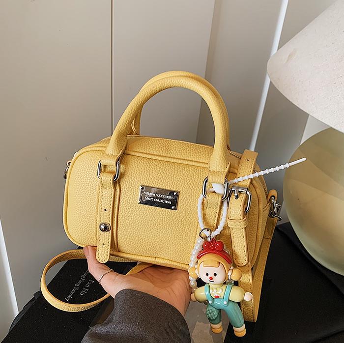 Bolso de bolera de mano de estilo explosivo para mujer 2025 nuevo bolso de hombro de estilo occidental de todo fósforo bolso de mensajero de paso de moda de alta gama