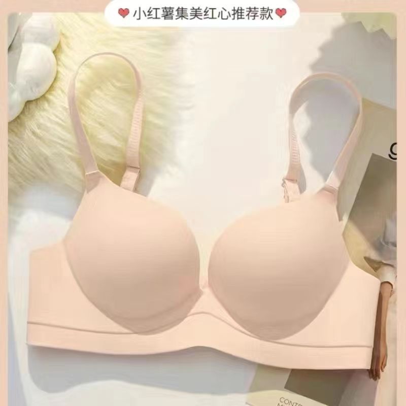 無痕下着の女性の胸が集まっています。|undefined
