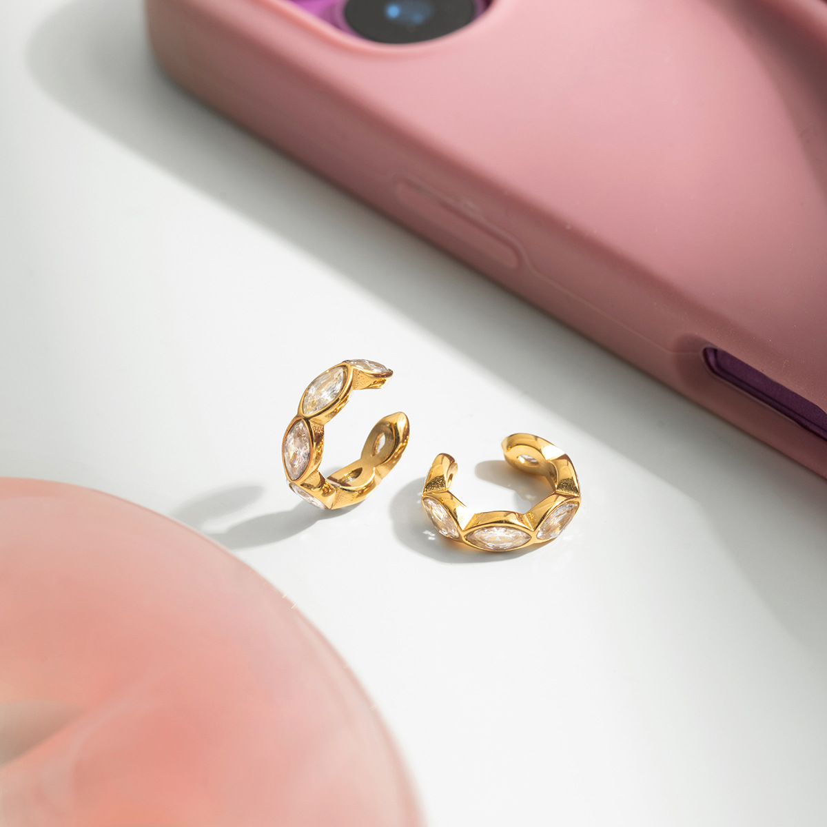 Wanxing aretes de zircon europeos y estadounidenses lujosos de alto nivel 18K aretes de acero inoxidable para mujeres c anillo de diseño de nicho de joyas transfronterizas
