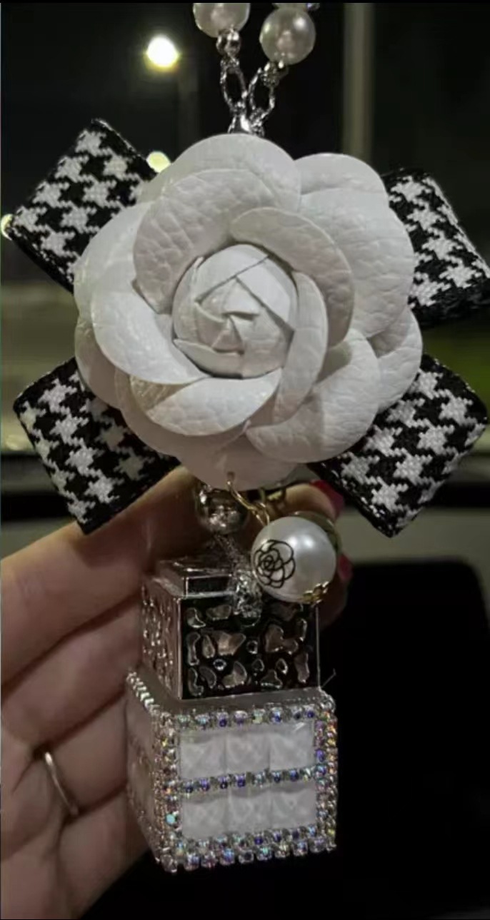 Colgante de coche de camelia Colgante de coche de pata de gallo Espejo retrovisor de aromaterapia Colgante de coche Colgante de coche de lujo ligero Colgante de coche de celebridad de Internet