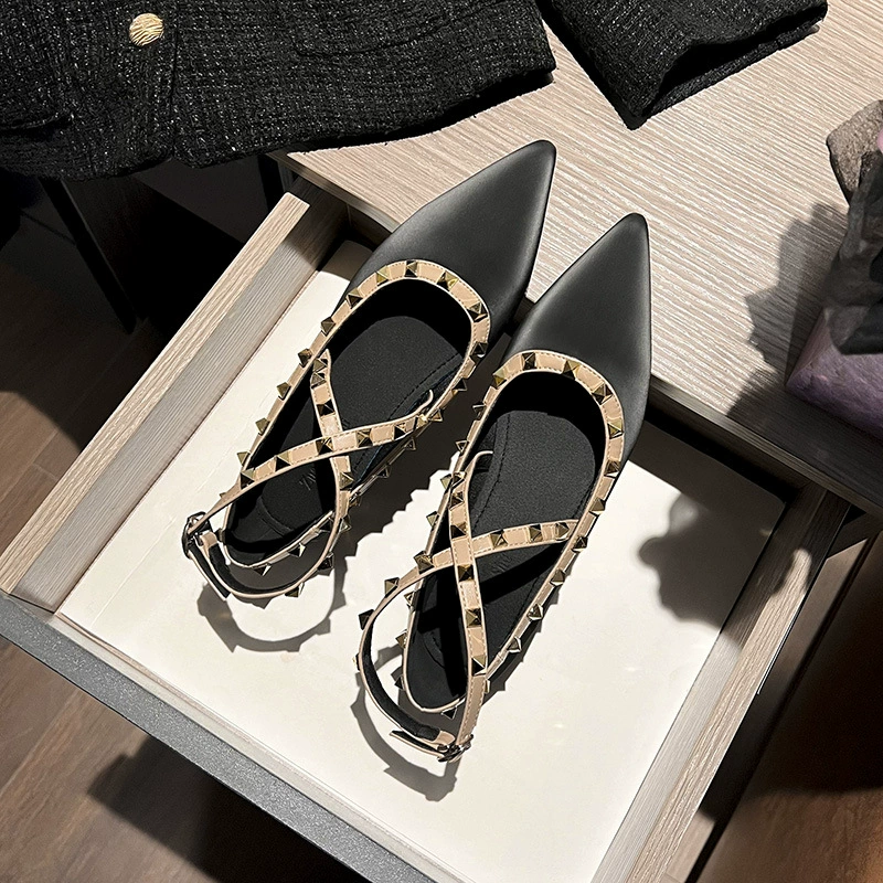 Темпераментные остроконечные плоские женские туфли 2025 новый сетевой красный нишевые кроссовки с заклепками