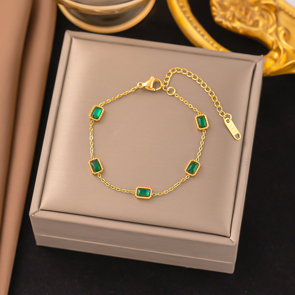34【e13】five green diamond bracelet gold