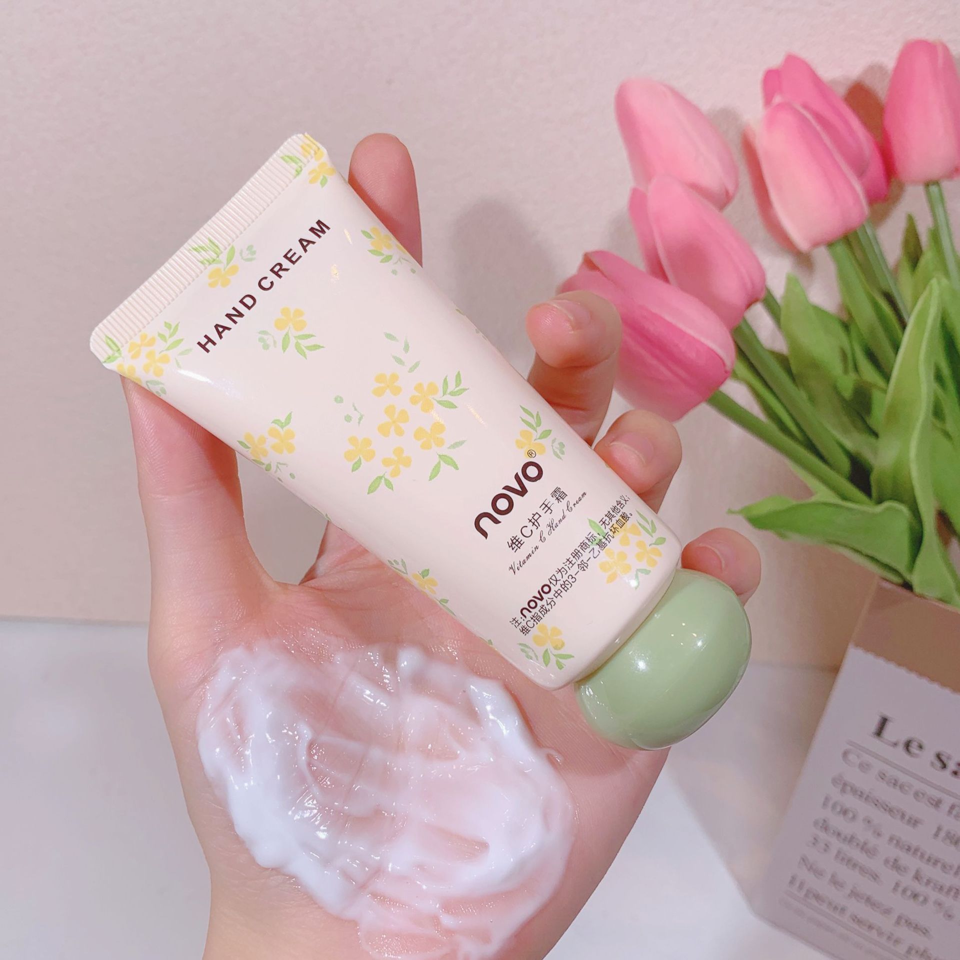 NOVO hand cream is naturally moisturizing, hydrating and hydrating. It is refreshing and non-greasy in autumn and winter. It is small, portable and affordable for students undefined