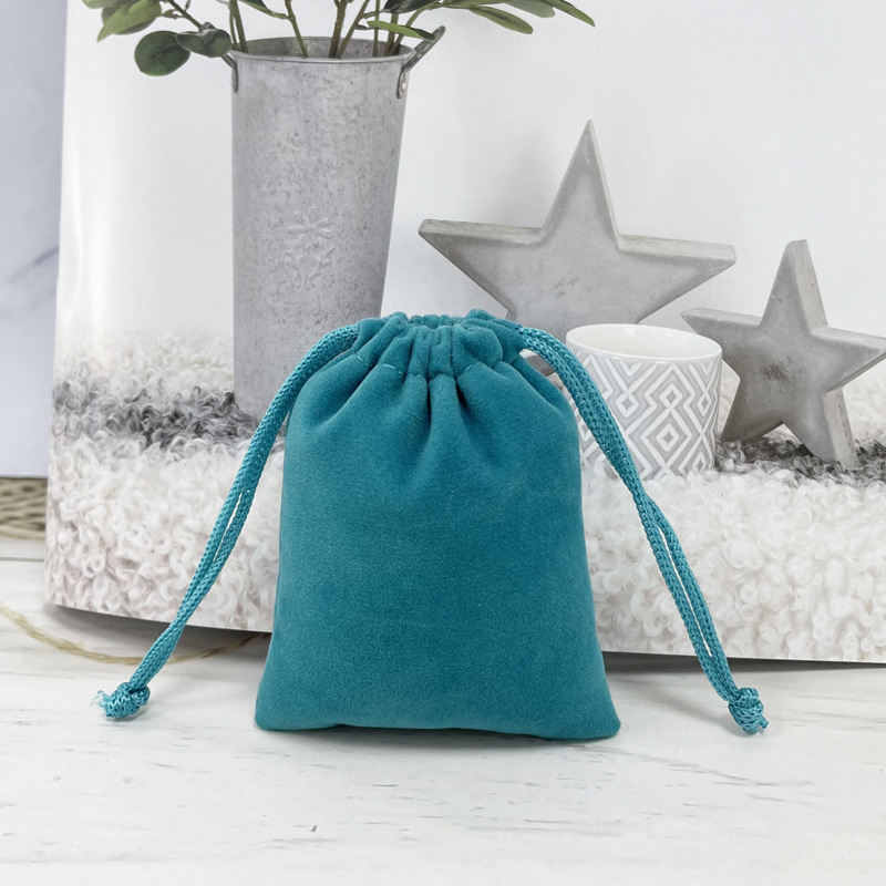 Bolsa de franela de joyería al por mayor venta directa de fábrica de cosméticos auriculares banco de energía a prueba de polvo almacenamiento bolsillo de cordón de joyería