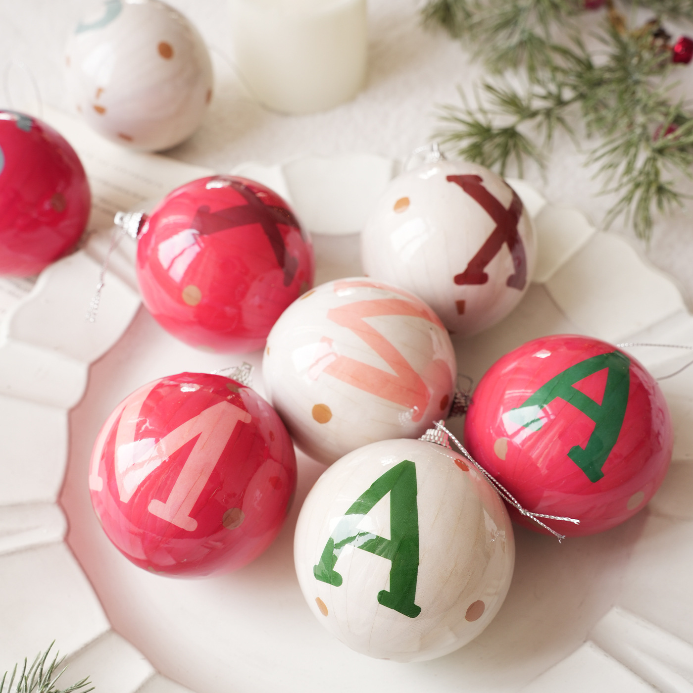 Nuevos productos de 8CM bolas de plástico pegatinas bolas de Navidad paquete de caja de colgante de árbol de Navidad decoración de bolas en stock