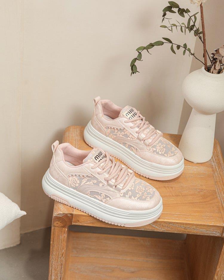 Nuevos zapatos blancos de malla hueca chinos para mujeres 2024 otoño nuevos zapatos de encaje transpirables casuales de suela suave