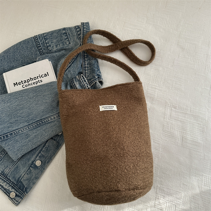 Invierno de gran capacidad lana mochila de hombro 2024 este año popular retro bolsas casuales bolsas casuales bolsas casuales bolsas de cubo para mujeres