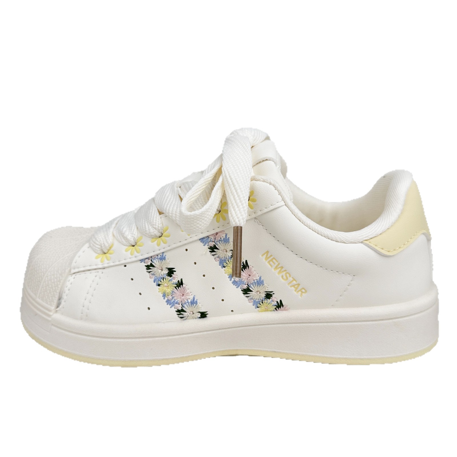 Zapatos de entrenamiento de estudiantes de verano de 2025 nuevos modelos de explosión con falda, zapatos de skate casuales, zapatos blancos pequeños