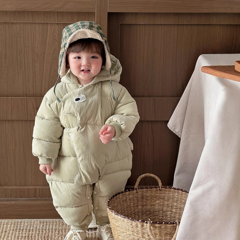 Invierno 2024 nuevo producto mono para bebé masculino ropa de salida acolchada gruesa mameluco tapeta de dibujos animados pequeño traje de arrastre de dinosaurio