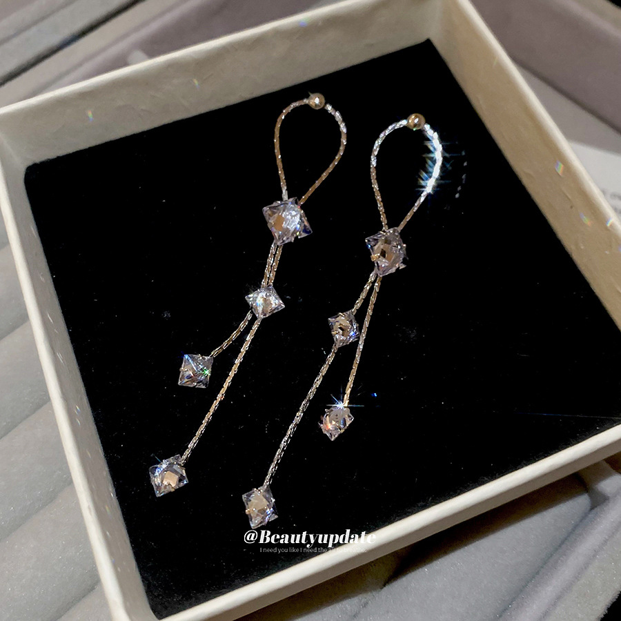 Aguja de plata, circón, estrella, borla, pendientes de lujo ligero, pendientes de alta gama, moda personalizada, pendientes de todo fósforo, sentido del diseño, nicho